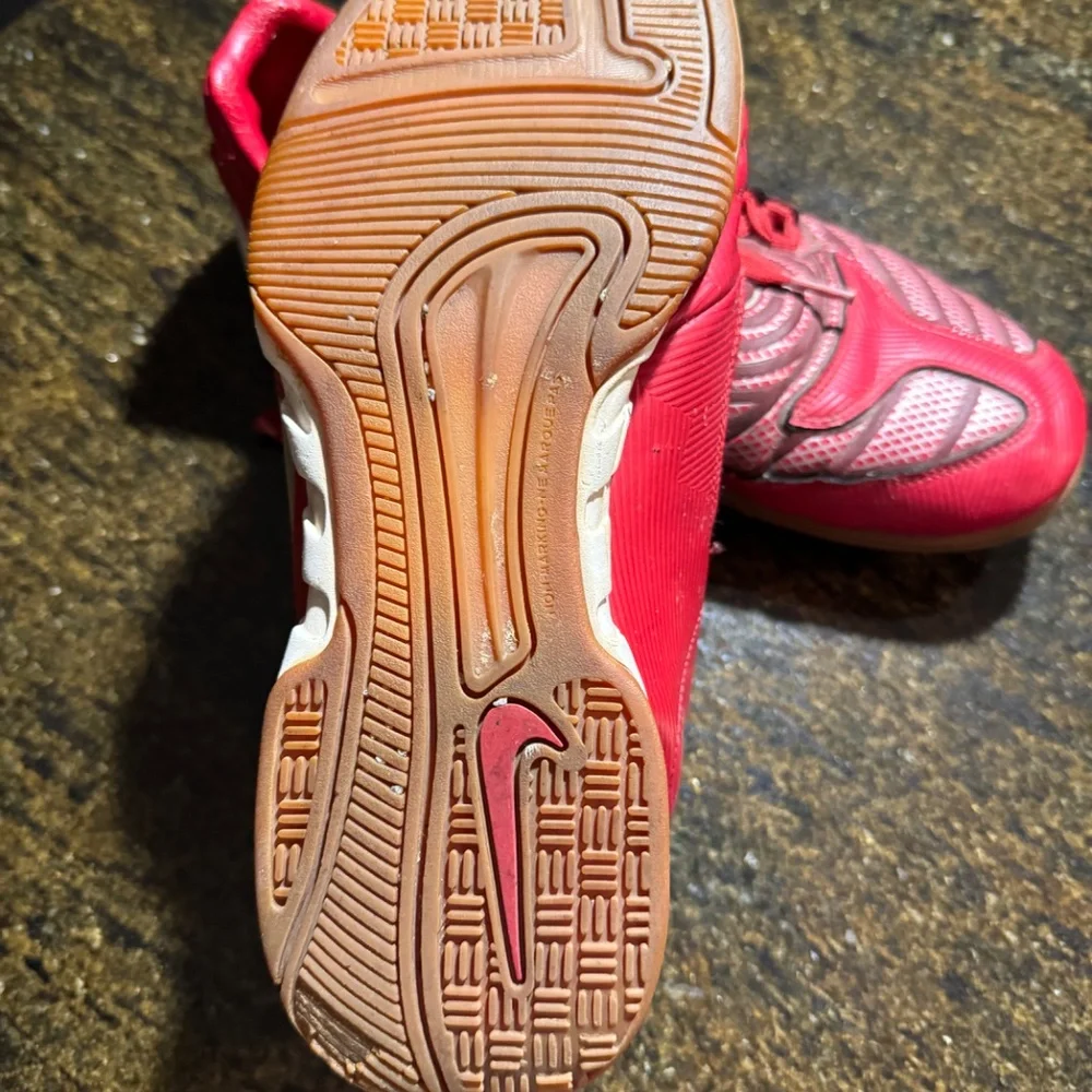 Men’s Nike trainers/ indoor soccer shoes - Picture 3 of 4